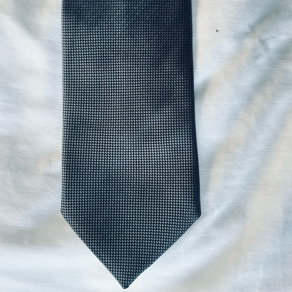 Ermenegildo Zegna Gray Patterned Tie. Slightly <3”, still crisp.